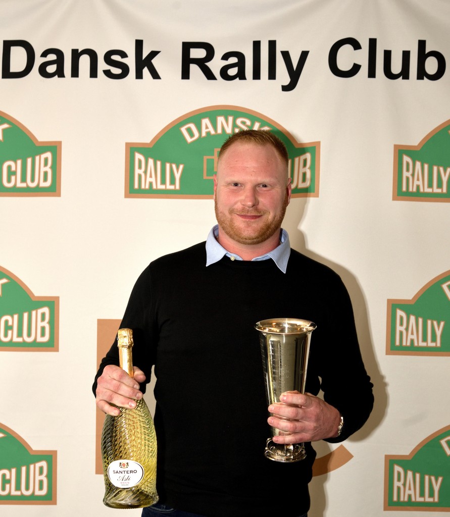 Rallykøreren Kenneth Madsen, Ruds Vedby, har modtaget Rallykørerpokalen som landets absolut bedste rallykører med sejre i alle seks afdelinger i 2022 til Dansk Super Rally. Det skete ved Dansk Rally Clubs generalforsamling onsdag i Kirke Hyllinge
(Foto: Dansk Rally Club)